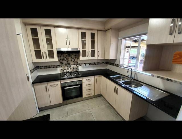 3 BEDROOM TOWNHOUSE FOR SALE IN SINOVILLE